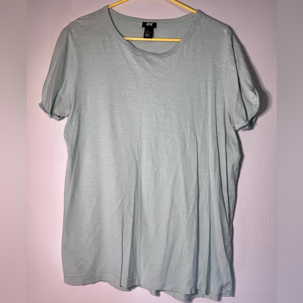 Men’s green H&M relaxed neck T-shirt. Size medium